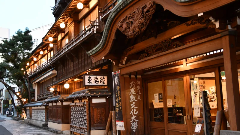 東海館の夜景、伊東温泉街の木造建築