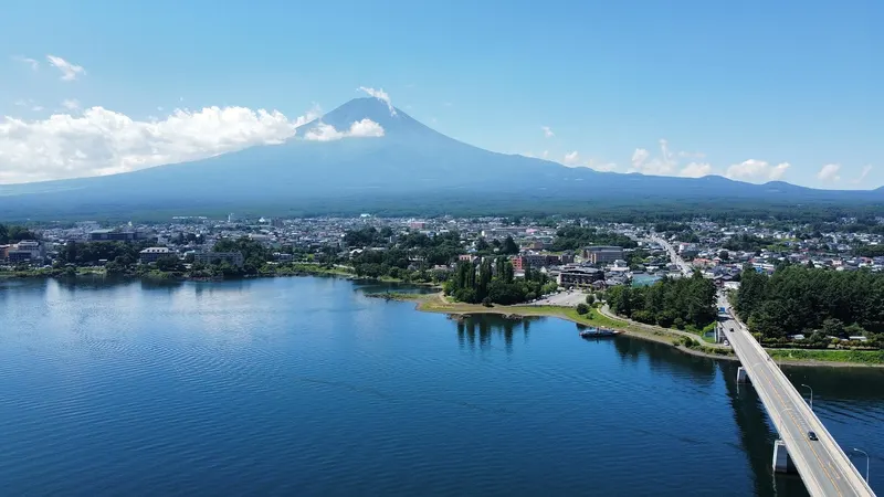 富士山を望む河口湖と湖にかかる大橋