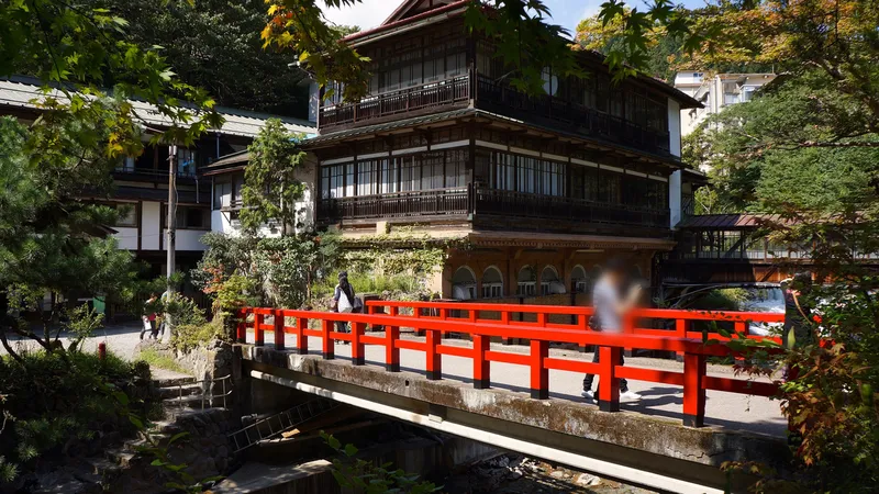 四万温泉の積善館本館と赤い慶雲橋