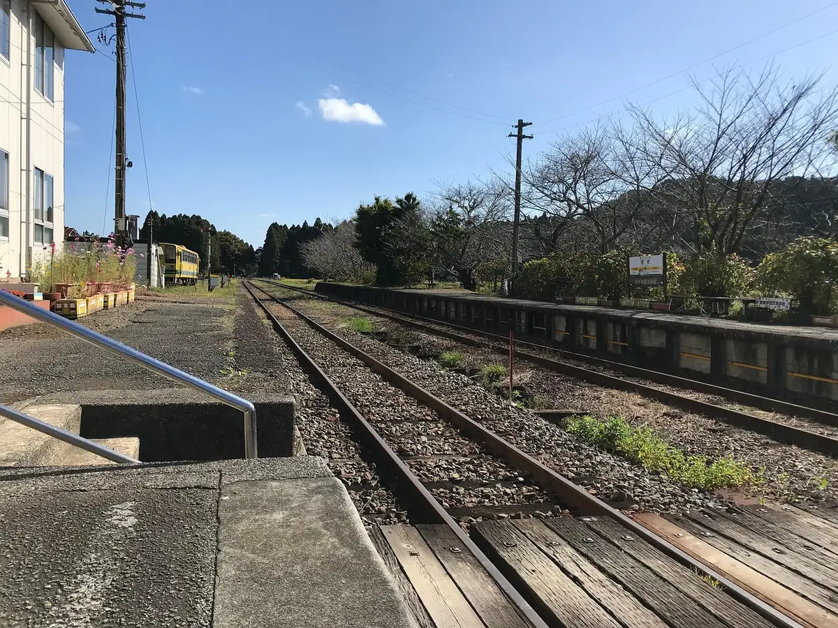 線路が続くローカル線の無人駅のホーム