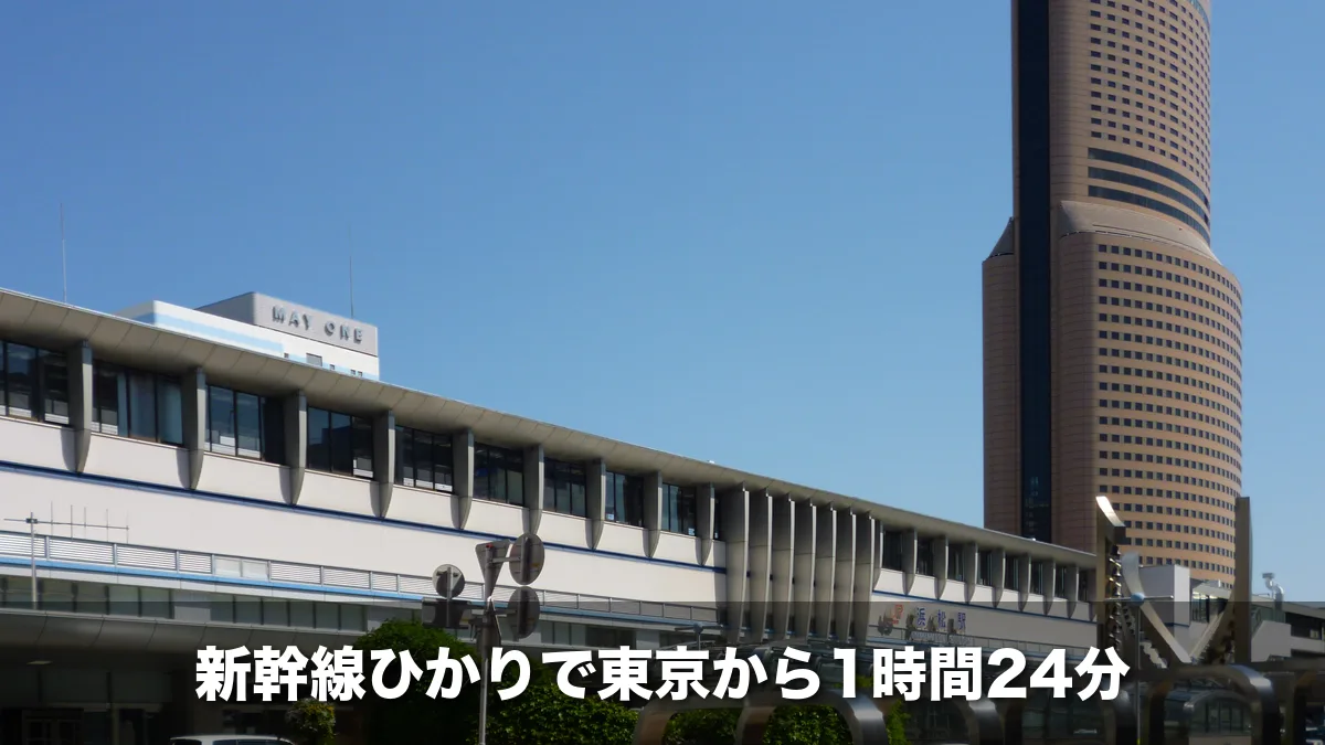 浜松駅の駅舎とアクトタワー