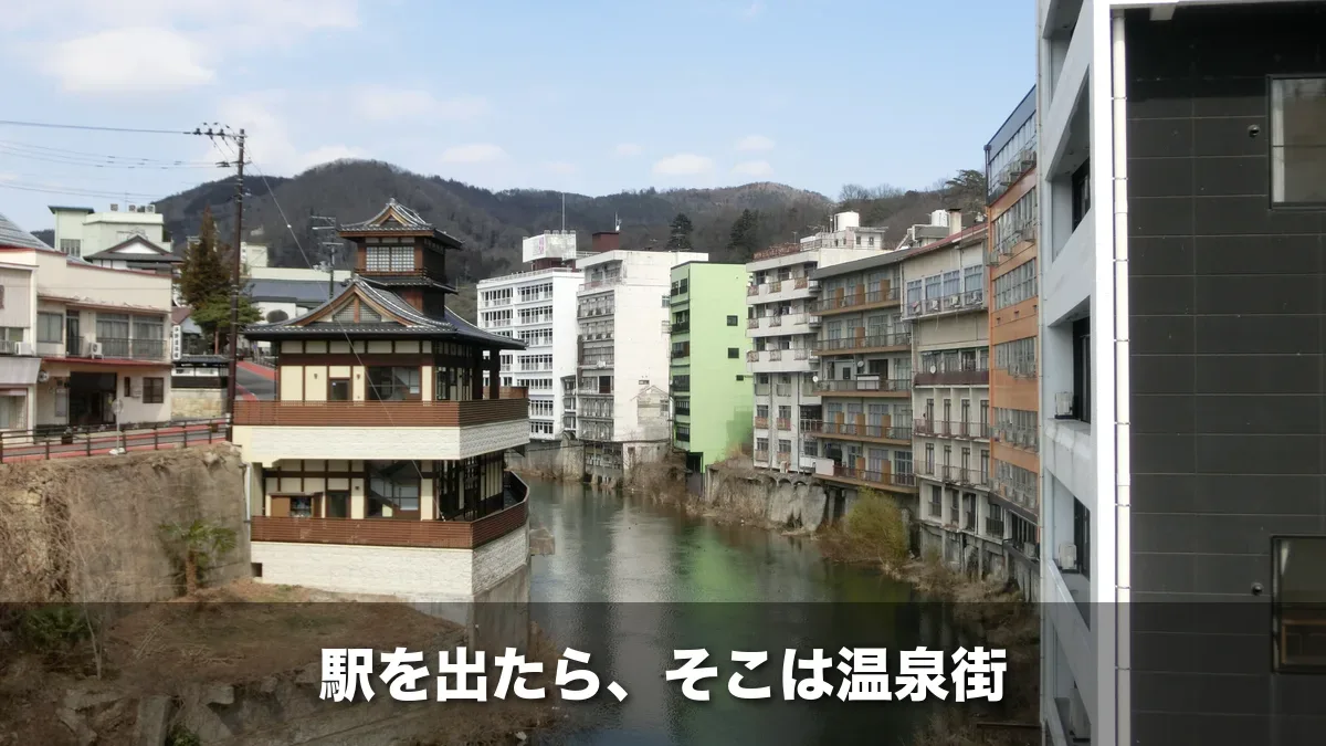 摺上川沿いに旅館が並ぶ飯坂温泉