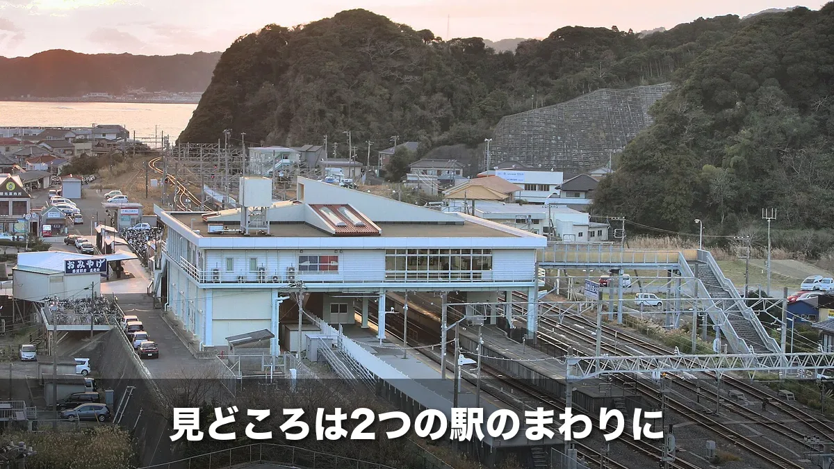 高台から見た勝浦駅と線路