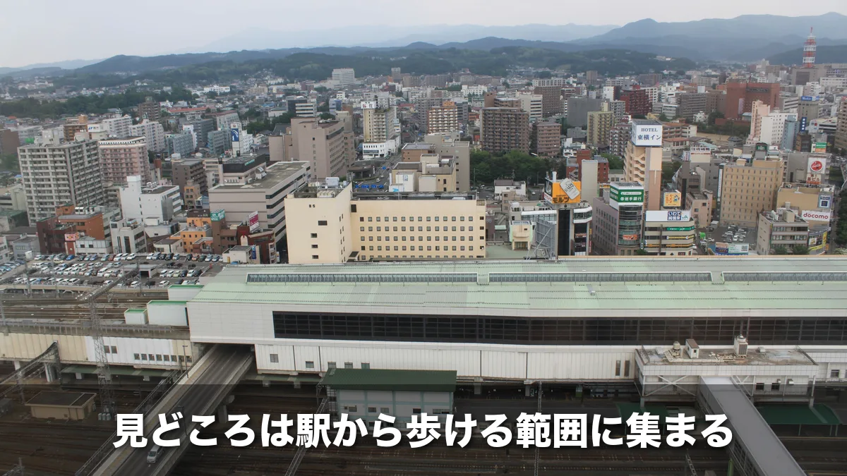 盛岡駅の上から見た盛岡の街並みと山なみ