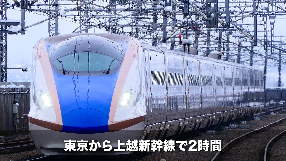 駅に入ってくる上越新幹線ときのE7系