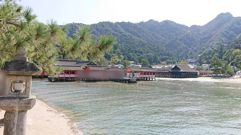 海に建つ厳島神社の社殿と弥山
