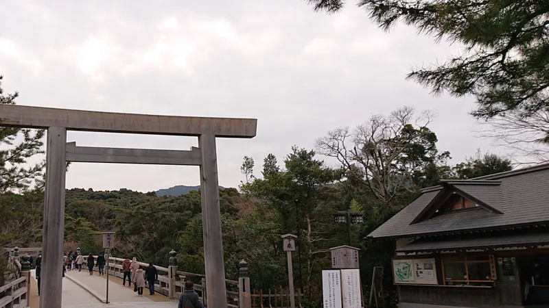 伊勢神宮内宮の宇治橋前に立つ大きな鳥居