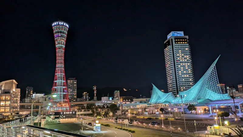 夜にライトアップされた神戸ポートタワーと神戸海洋博物館