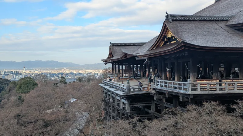 京都・清水寺の舞台と冬の市街