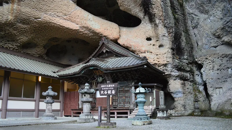 大谷石の岩壁に食い込むように建つ大谷寺の観音堂