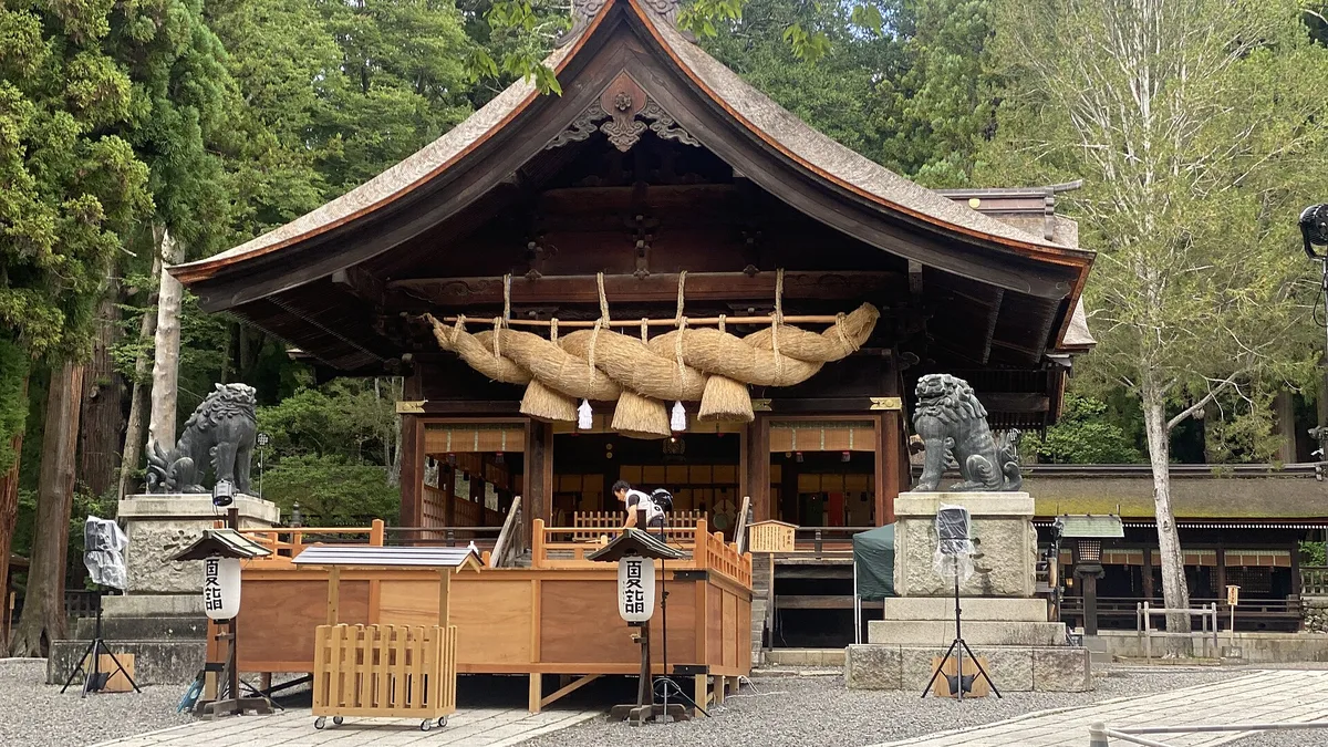 大注連縄のかかる諏訪大社下社秋宮の神楽殿