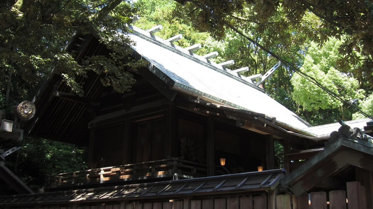木々に囲まれた宇都宮二荒山神社の本殿
