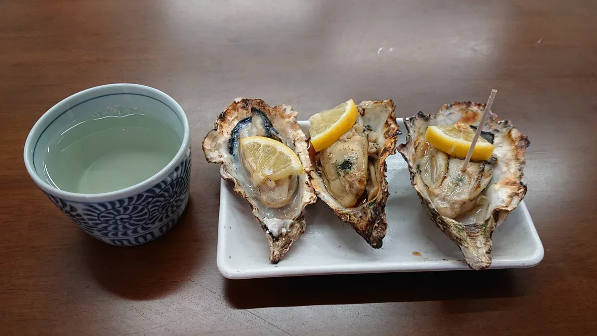 宮島の店で出される焼き牡蠣とお酒