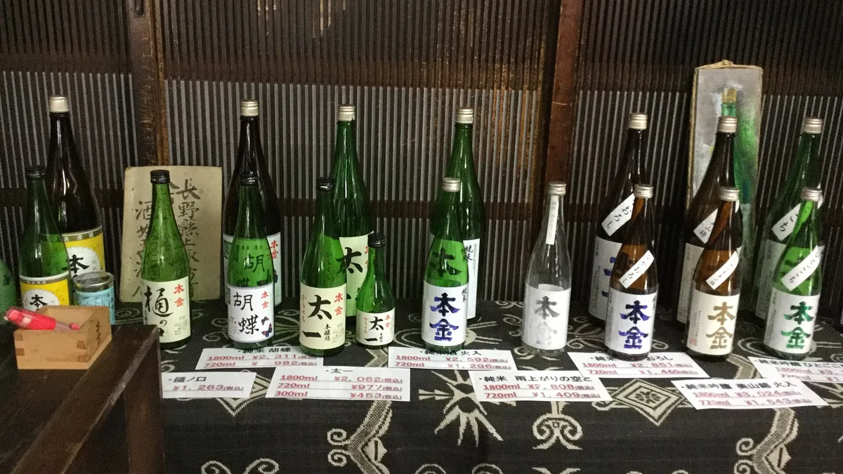 本金酒造の店内に並んだ日本酒の瓶