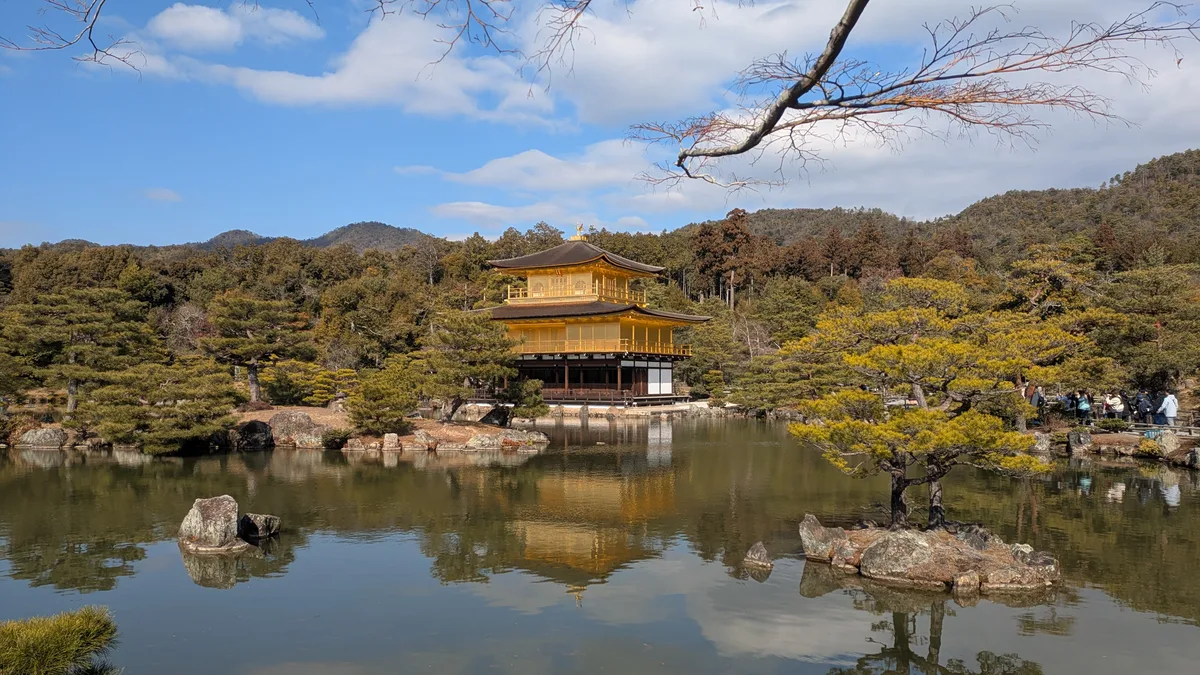 鏡湖池の向こうに建つ金閣寺（鹿苑寺）の舎利殿