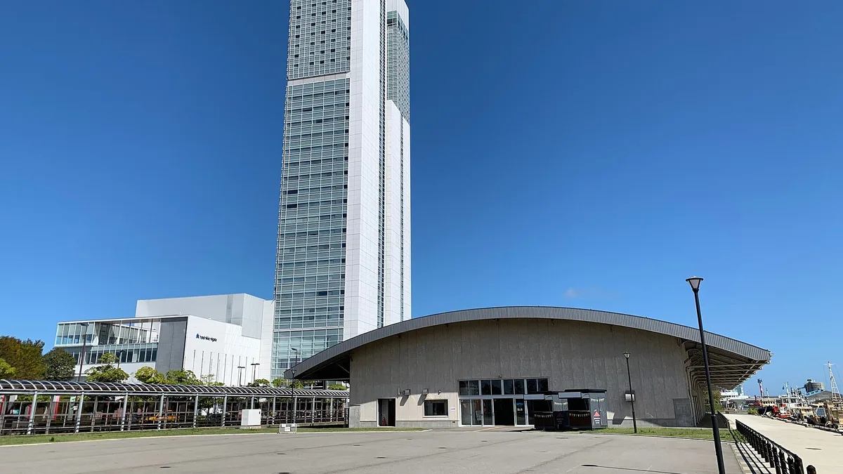 朱鷺メッセの高層棟と信濃川沿いの広場