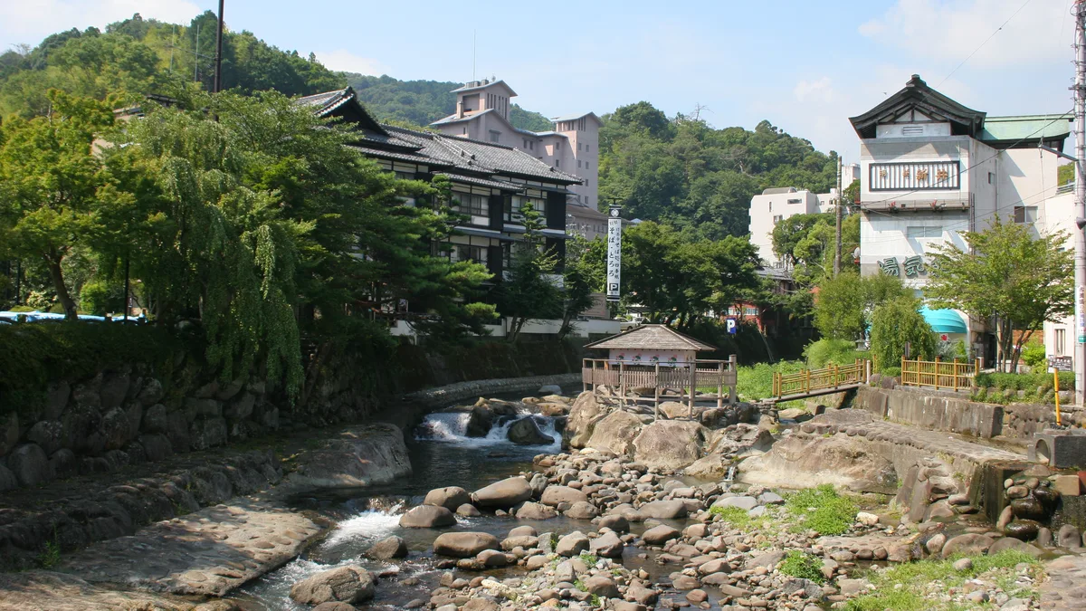 桂川の中にある独鈷の湯のあずまや
